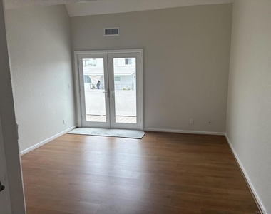 374 Orange Ave - Photo Thumbnail 6