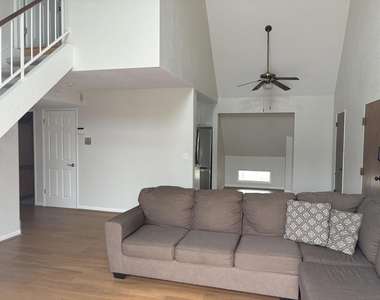 374 Orange Ave - Photo Thumbnail 4
