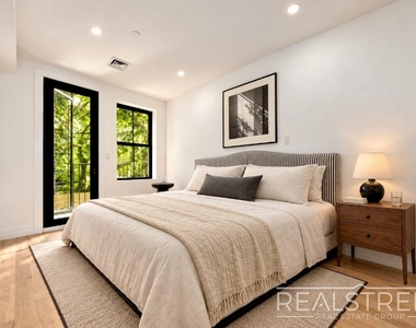 95 Ralph Avenue - Photo Thumbnail 4