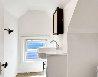 104 Waring Place - Photo Thumbnail 13