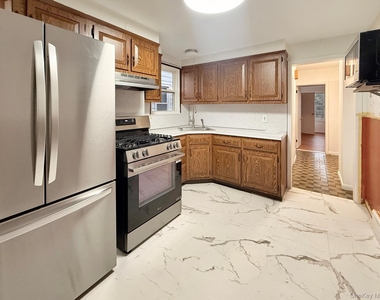 104 Waring Place - Photo Thumbnail 3