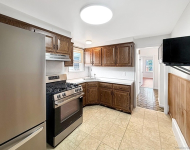 104 Waring Place - Photo Thumbnail 2
