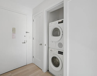 420 West 42nd Street - Photo Thumbnail 4