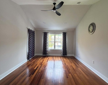 101 Park Knoll Drive - Photo Thumbnail 2