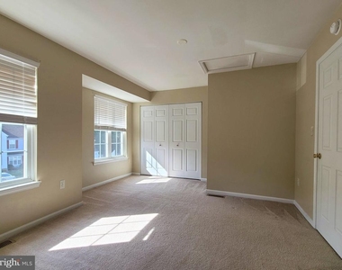 207 Heritage Commons Drive - Photo Thumbnail 8