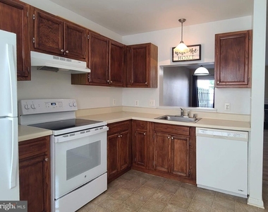 207 Heritage Commons Drive - Photo Thumbnail 2