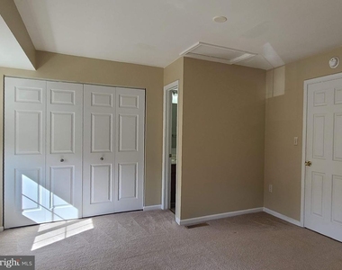 207 Heritage Commons Drive - Photo Thumbnail 9