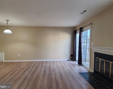207 Heritage Commons Drive - Photo Thumbnail 4