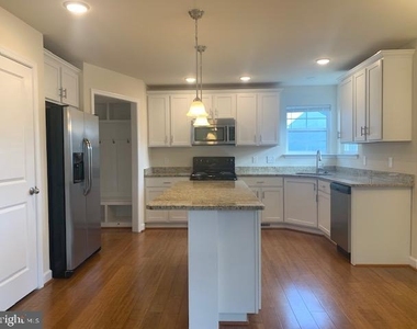 6918 Lunette Lane - Photo Thumbnail 5