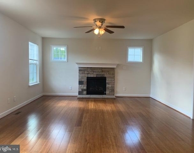 6918 Lunette Lane - Photo Thumbnail 3