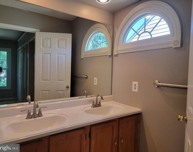 7843 Blue Gray Circle - Photo Thumbnail 28