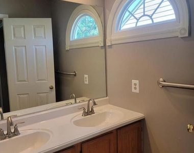 7843 Blue Gray Circle - Photo Thumbnail 27