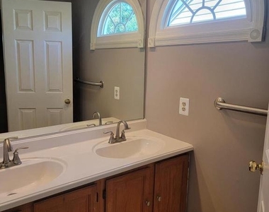 7843 Blue Gray Circle - Photo Thumbnail 26