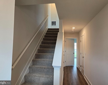 110 Sioux Loop - Photo Thumbnail 2