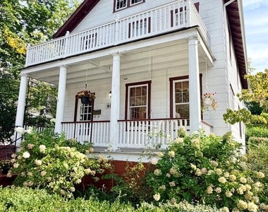 909 N Ivy Street - Photo Thumbnail 1