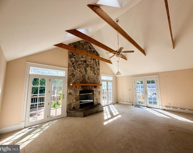 909 N Ivy Street - Photo Thumbnail 10