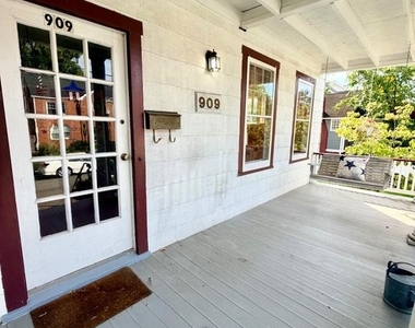 909 N Ivy Street - Photo Thumbnail 3