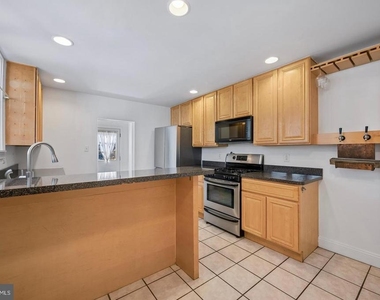 447 Dupont Street - Photo Thumbnail 8