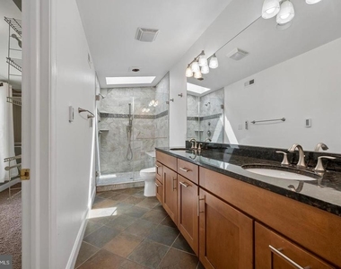447 Dupont Street - Photo Thumbnail 19