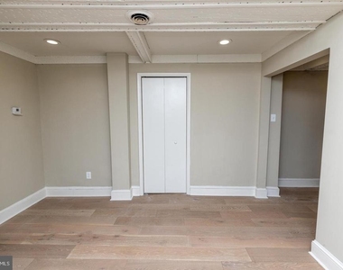 901 Clinton Street - Photo Thumbnail 2