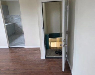6343 N Vine Street - Photo Thumbnail 3