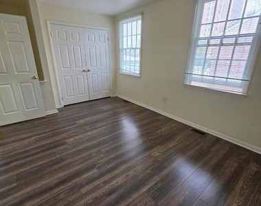 102 Royal Court Lane N - Photo Thumbnail 36