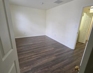 102 Royal Court Lane N - Photo Thumbnail 39