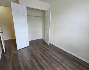 102 Royal Court Lane N - Photo Thumbnail 24
