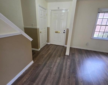 102 Royal Court Lane N - Photo Thumbnail 6