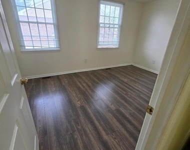 102 Royal Court Lane N - Photo Thumbnail 35