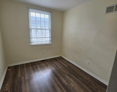 102 Royal Court Lane N - Photo Thumbnail 26