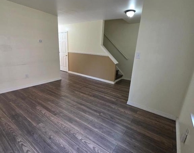 102 Royal Court Lane N - Photo Thumbnail 5