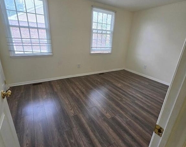 102 Royal Court Lane N - Photo Thumbnail 22