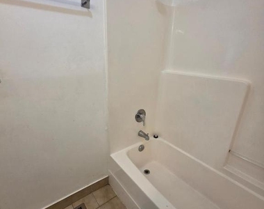 102 Royal Court Lane N - Photo Thumbnail 31
