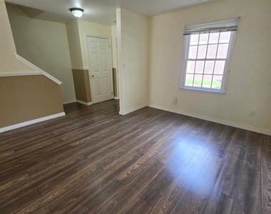102 Royal Court Lane N - Photo Thumbnail 7