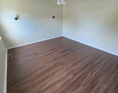 1606 Beechwood Place - Photo Thumbnail 23