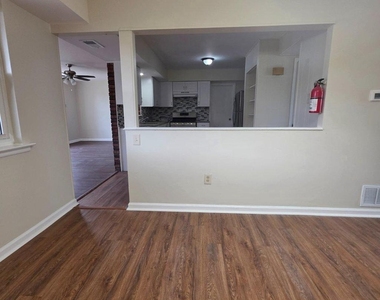 1606 Beechwood Place - Photo Thumbnail 5