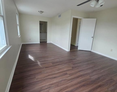 1606 Beechwood Place - Photo Thumbnail 18