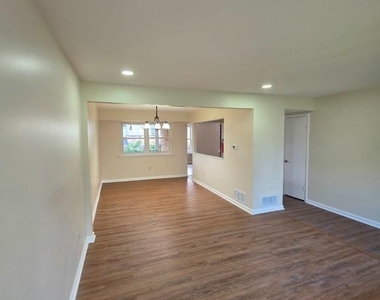 1606 Beechwood Place - Photo Thumbnail 4