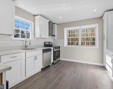 221 Oak Lane - Photo Thumbnail 5