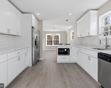 221 Oak Lane - Photo Thumbnail 4