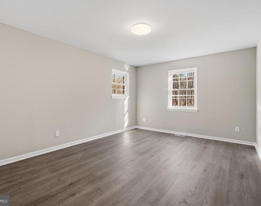 221 Oak Lane - Photo Thumbnail 13