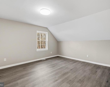 221 Oak Lane - Photo Thumbnail 11