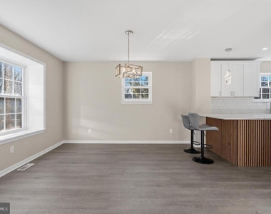 221 Oak Lane - Photo Thumbnail 7