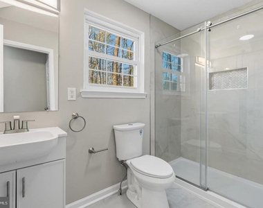 221 Oak Lane - Photo Thumbnail 12