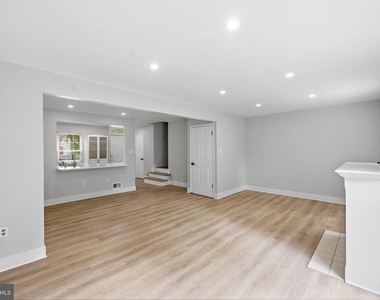 8139 Hallmark Place - Photo Thumbnail 9