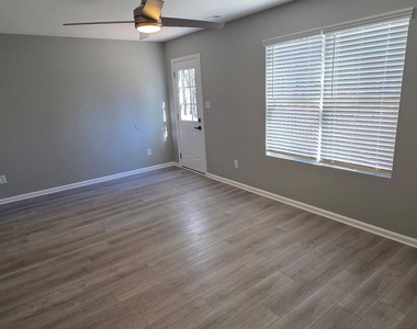 110 N Woodcrest Street - Photo Thumbnail 3