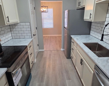 110 N Woodcrest Street - Photo Thumbnail 2