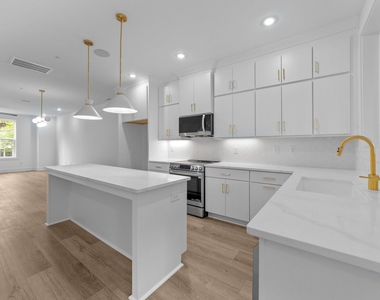 710 W North Street - Photo Thumbnail 5