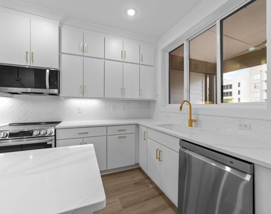 710 W North Street - Photo Thumbnail 6